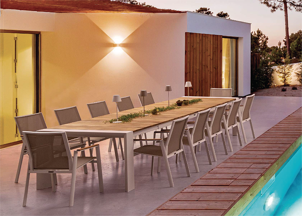 Tavolo moderno per esterno in un giardino a bordo piscina