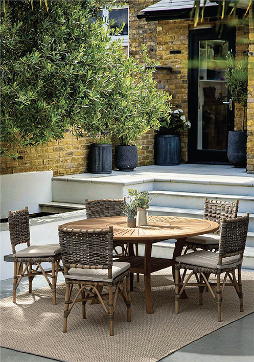 tavolo rotondo da giardino con sedie in fibra intrecciata stile esotico